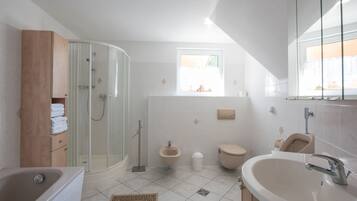 Badezimmer | Badewanne und Dusche (separat)
