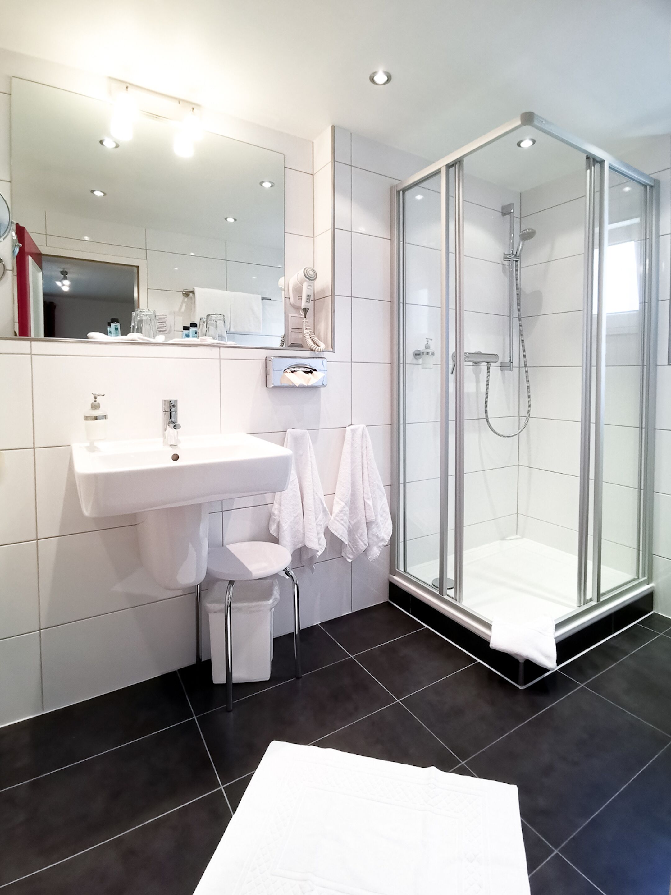 deluxe double room, 1 bedroom | bathroom | free toiletries, hair dryer, bathrobes, slippers