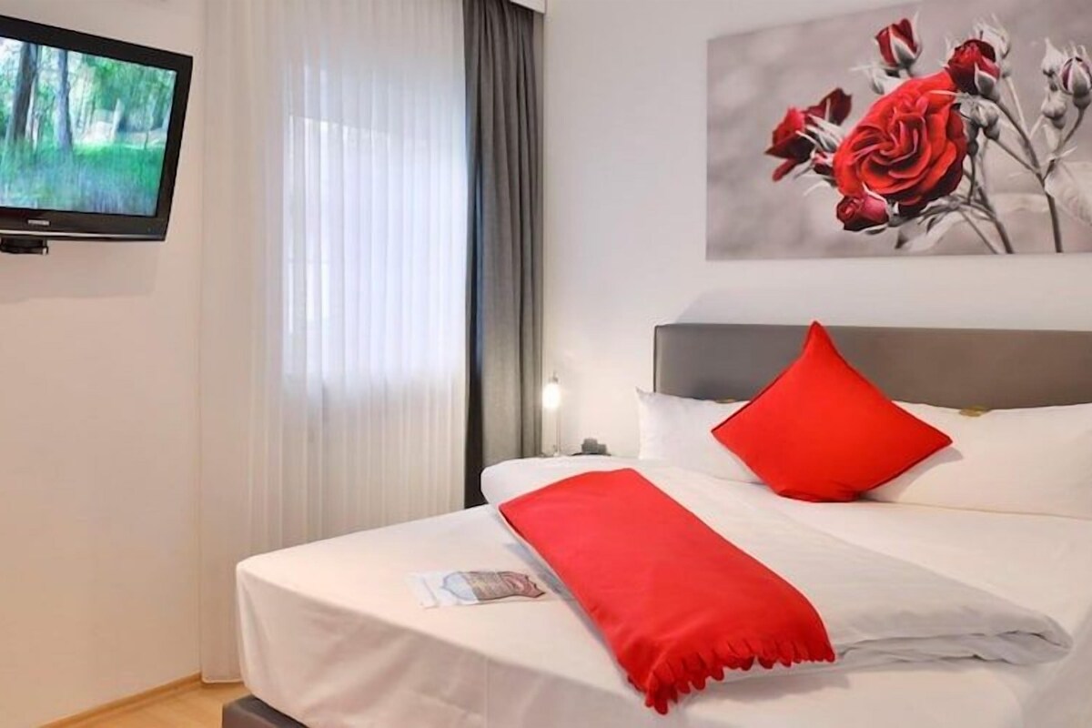 1 bedroom, premium bedding, minibar, in-room safe