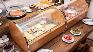 Daily buffet breakfast (EUR 18.00 per person)