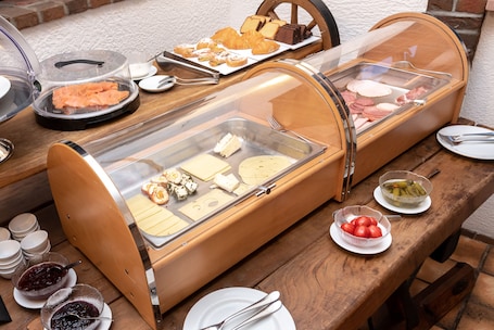 Desayuno buffet diario (EUR 18.00 por persona)