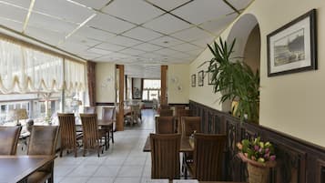 Se ofrece un desayuno bufé (10 EUR por persona)