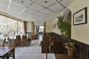 Desayuno buffet (EUR 10 por persona)
