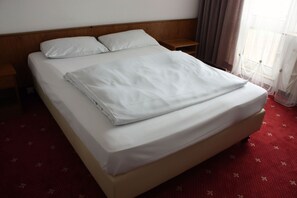 Desk, free WiFi, bed sheets - Hotel Alina (Wiesbaden)