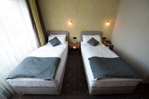 Desk, free WiFi, bed sheets - Hotel Alina (Wiesbaden)