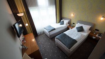 Twin Room, 2 Twin Beds | Desk, free WiFi, bed sheets