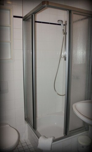 Regadera, amenidades de baño gratuitas, secadora de cabello, toallas 