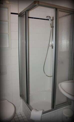 Bathroom | Shower, free toiletries, hair dryer, towels - Hotel Alina (Wiesbaden)