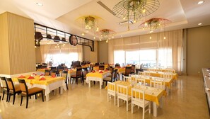 5 restaurants, breakfast, lunch, dinner served; international cuisine