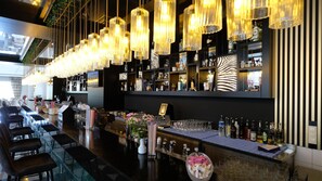 4 bars, bar en bord de piscine