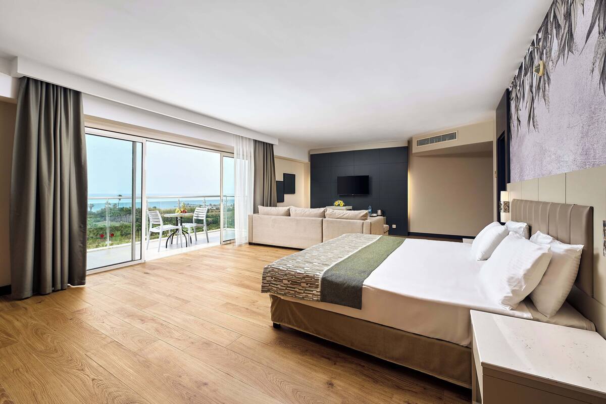Premium bedding, minibar (free items), in-room safe, desk