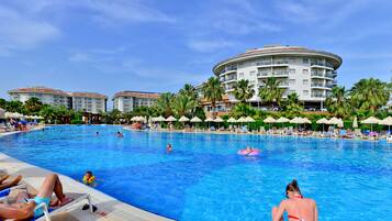 Una piscina techada, 3 piscinas al aire libre, sombrillas