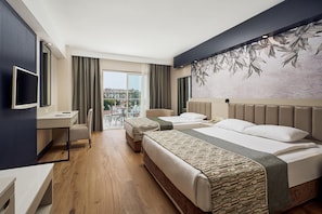 2 bedrooms, premium bedding, free minibar, in-room safe