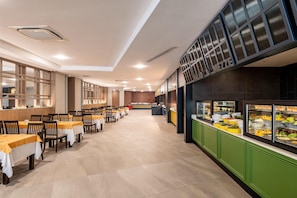 4 bars/lounges, een poolbar