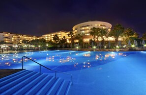 Indoor pool, 3 outdoor pools, pool umbrellas, sun loungers - Seaden Sea World Resort & Spa (Manavgat)