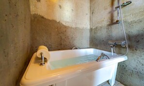 Superior Room, Bathtub | Bathroom