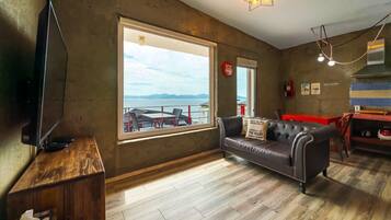 Superior Room (Indoor Jacuzzi B) | Living area | LED TV, pay films