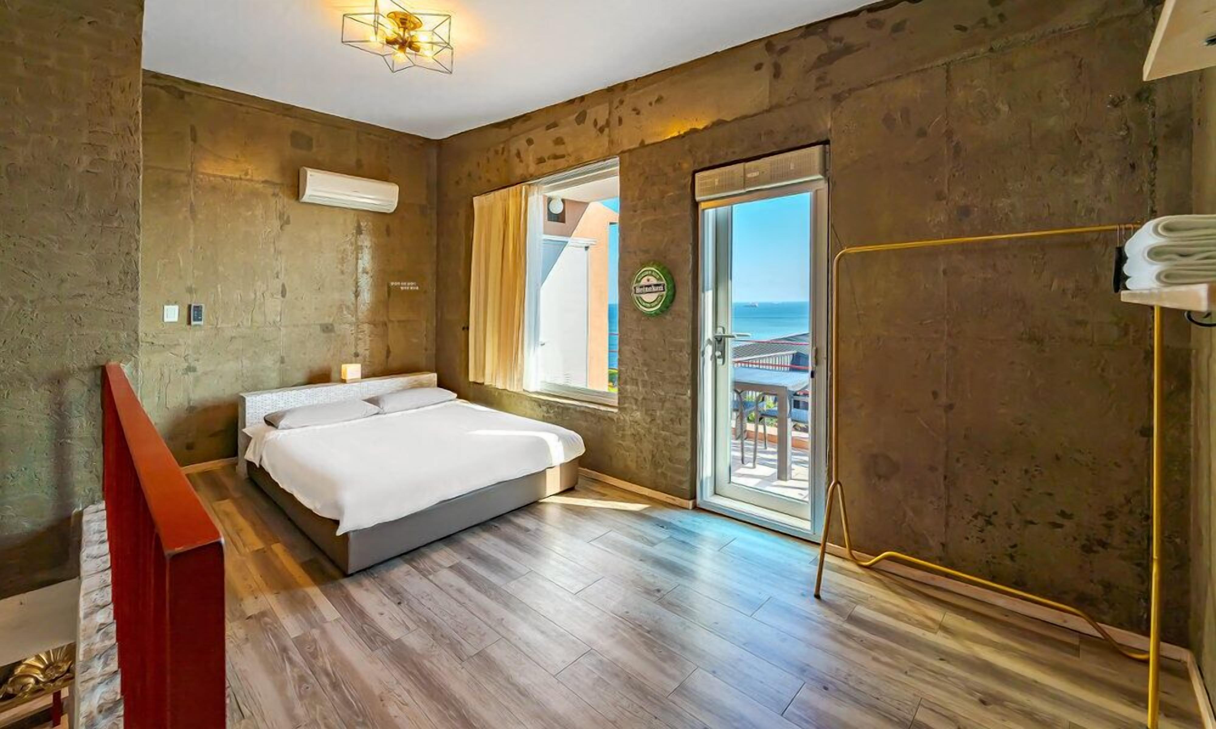 Superior Room, Bathtub | 1 bedroom, premium bedding, memory-foam beds, minibar