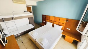 Family Room | خزنة داخل الغرفة وواي فاي مجانًا وملاءات أسرّة