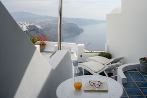 Honeymoon Cave Suite with 2 Hot Tubs (Caldera View) | Terrace/patio