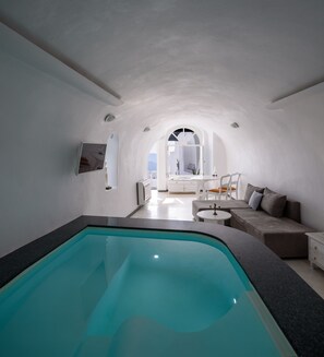 Honeymoon Cave Suite with 2 Hot Tubs (Caldera View)