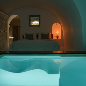 Honeymoon Cave Suite with 2 Hot Tubs (Caldera View) | 2 Schlafzimmer, hochwertige Bettwaren, Zimmersafe