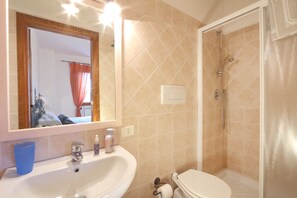 Standard Double Room | Bathroom | Shower, free toiletries, hair dryer, bidet