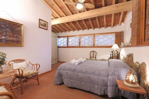 Desk, free cots/infant beds, free WiFi