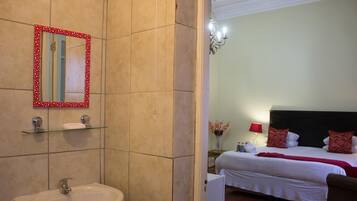 Quarto | Banheiro | Chuveiro, secador de cabelo (mediante solicitação), toalhas de banho