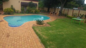 BBQ/picnic area - Maple's Guest House (Pretoria)