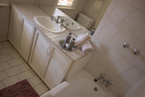 Habitación | Baño | Regadera, secadora de cabello, toallas 