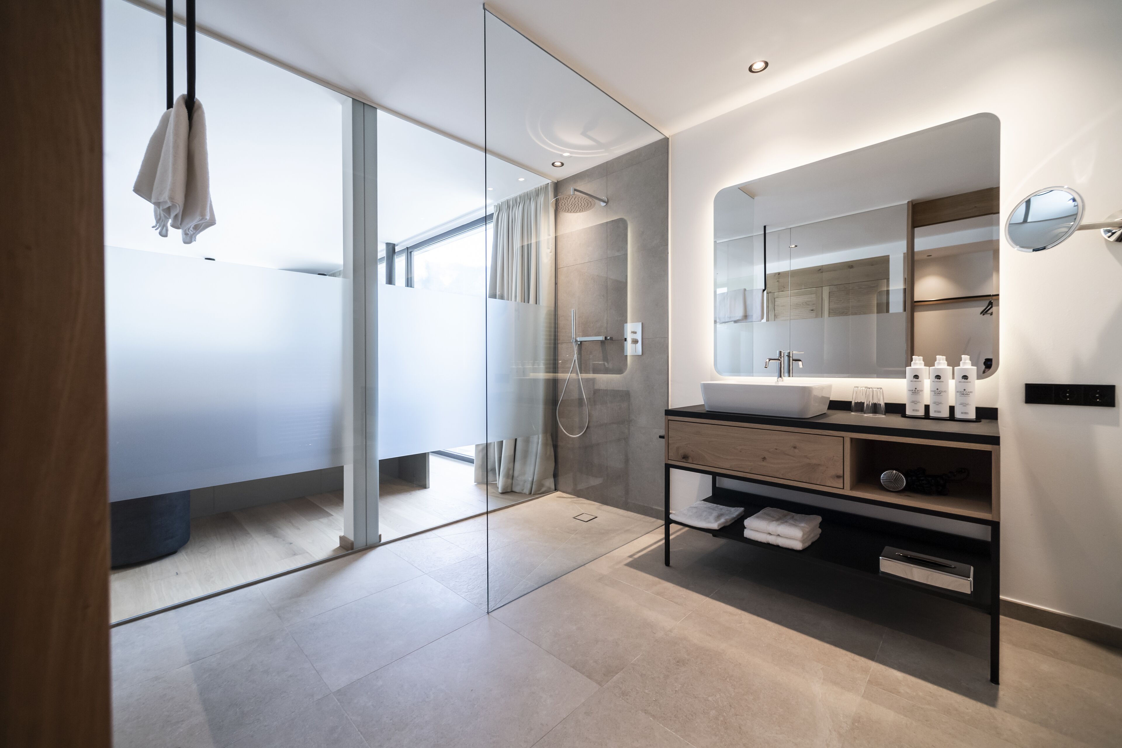 deluxe junior suite | bathroom | free toiletries, hair dryer, bathrobes, towels