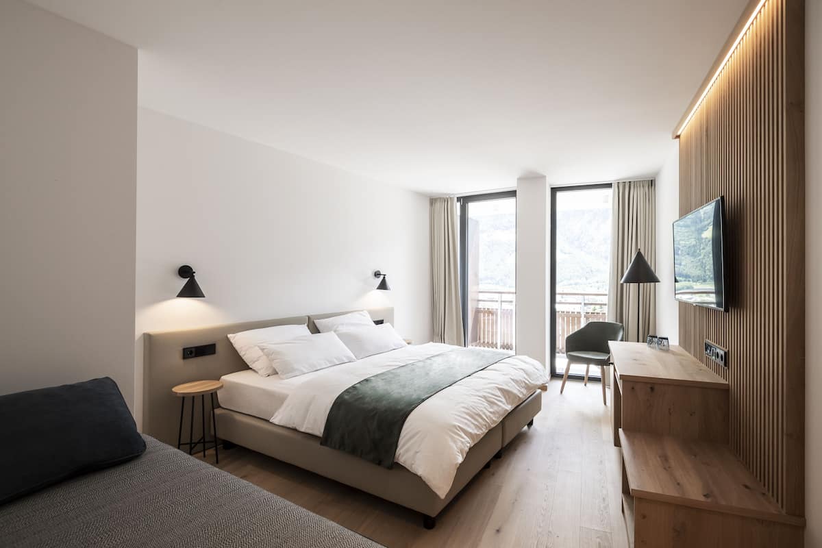 deluxe double room | in-room safe, desk, iron/ironing board, free wifi