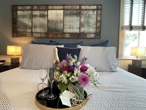 Premium bedding, minibar, laptop workspace, soundproofing - White Porch Inn (Provincetown)