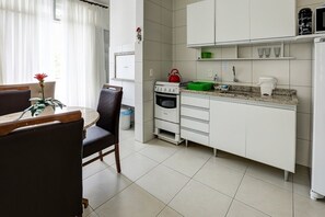 Superior Apartment, 1 Bedroom | Private kitchen | Fridge, microwave, stovetop, cookware/dishes/utensils - Pousada Kindermann (Florianópolis)