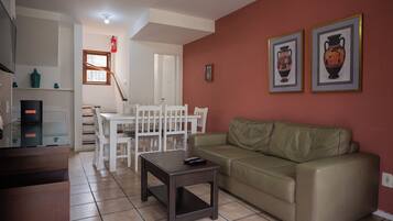 Duplex, 3 Bedrooms | Living area