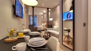 Studio, byutsikt | Spiseområde på rommet