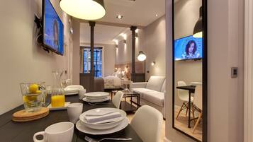 Studio, City View | In-room dining