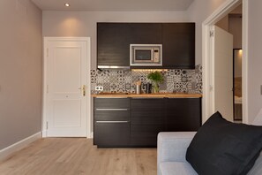 Apartment, 1 Bedroom, City View | Private kitchen | Fridge, microwave, stovetop, coffee/tea maker - Suites You Platinum (Madrid)