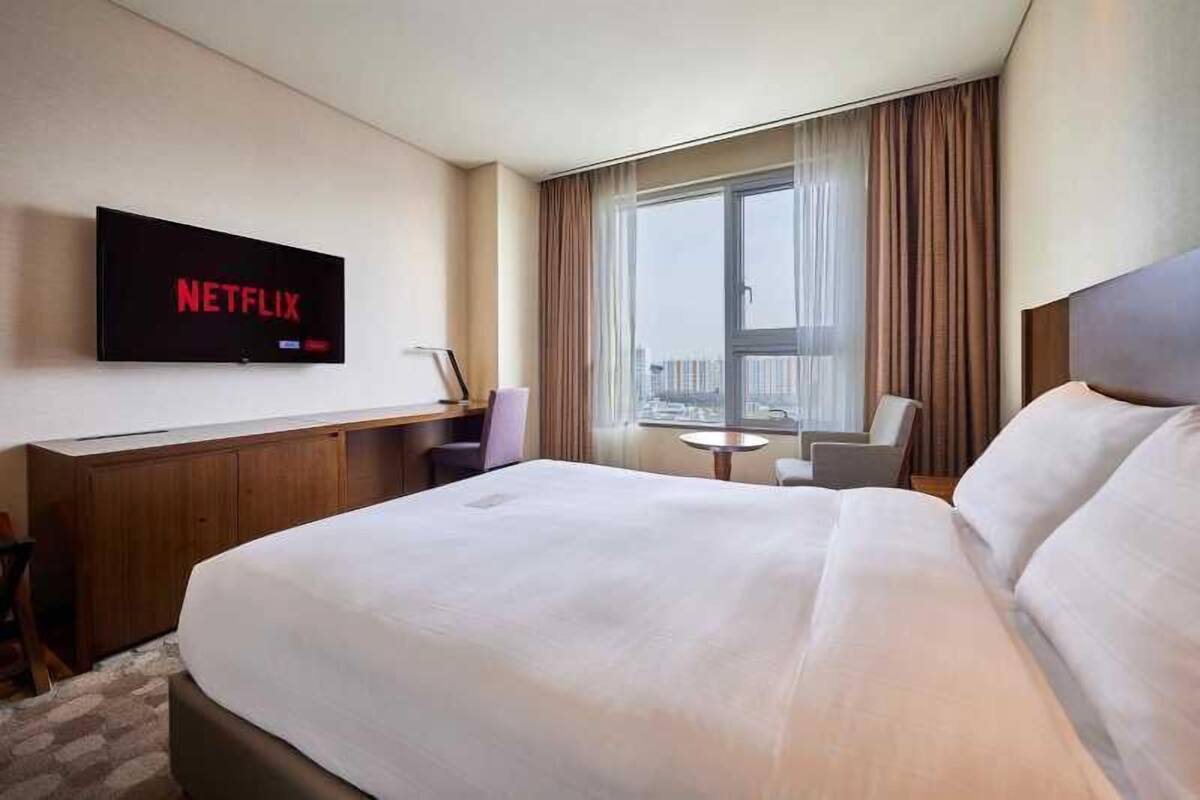 Roupas de cama premium, cofres nos quartos, escrivaninha