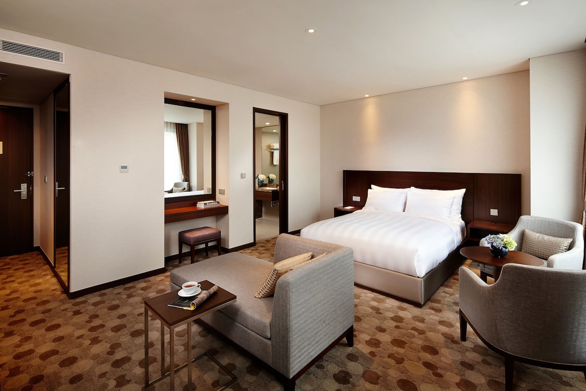 Premium bedding, in-room safe, desk, laptop workspace