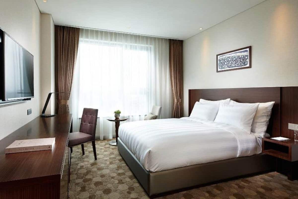 Premium bedding, in-room safe, desk, laptop workspace
