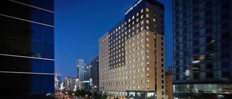 Fassade der Unterkunft – Abend/Nacht