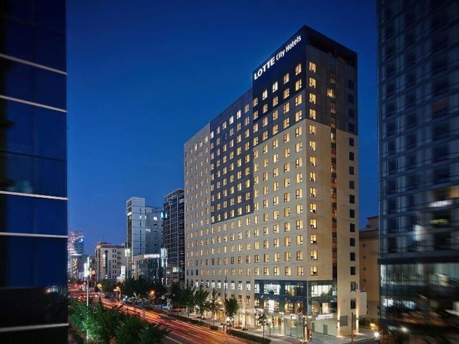 Fassade der Unterkunft – Abend/Nacht