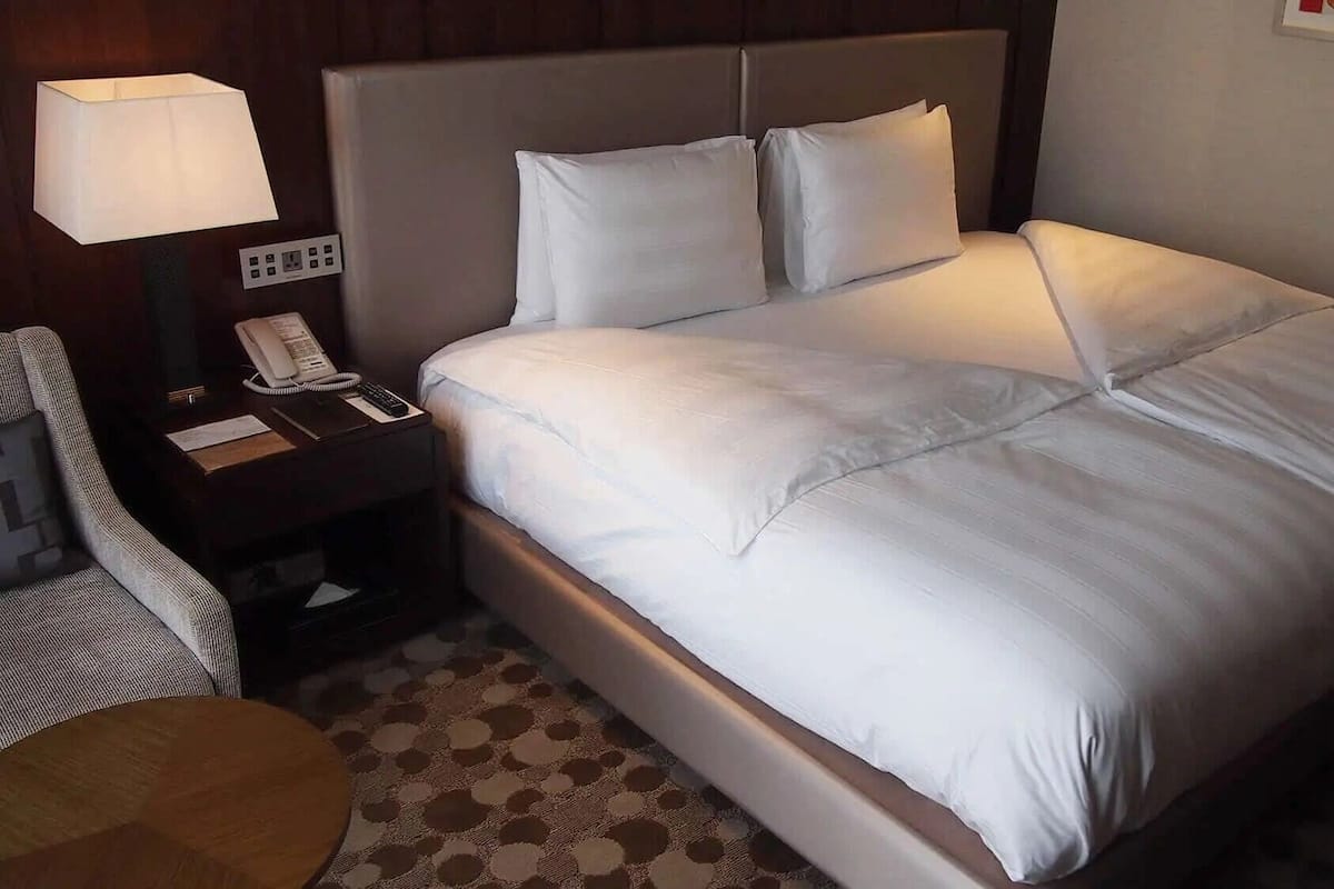 Ropa de cama de alta calidad y caja de seguridad en la habitación