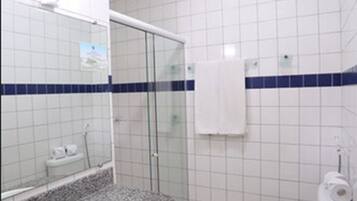 Dusche, kostenlose Toilettenartikel, Haartrockner, Handtücher