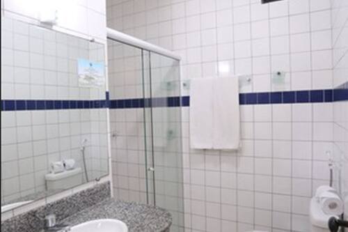 Douche, articles de toilette gratuits, sèche-cheveux