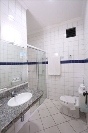 Ducha, artículos de tocador gratuitos, secador de pelo, toallas