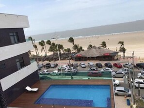 A hotel with a pool, beach view, and parking lot. - Litoranea Praia Hotel (São Luís)