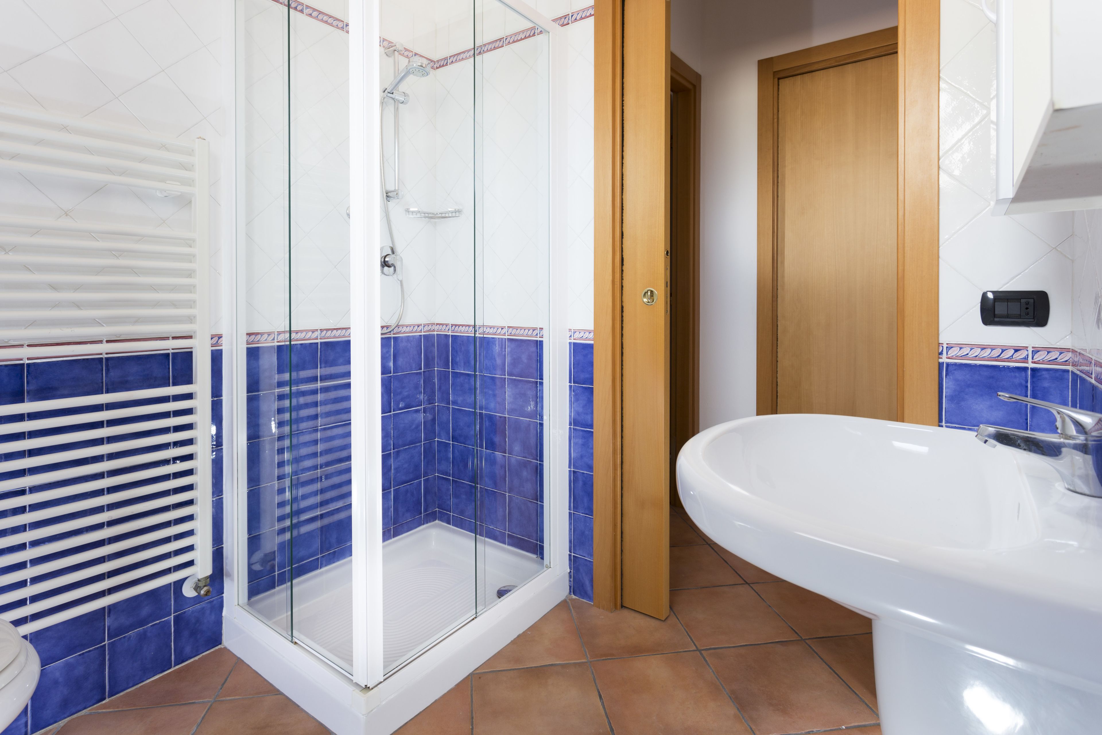 Een douche, een bidet, handdoeken